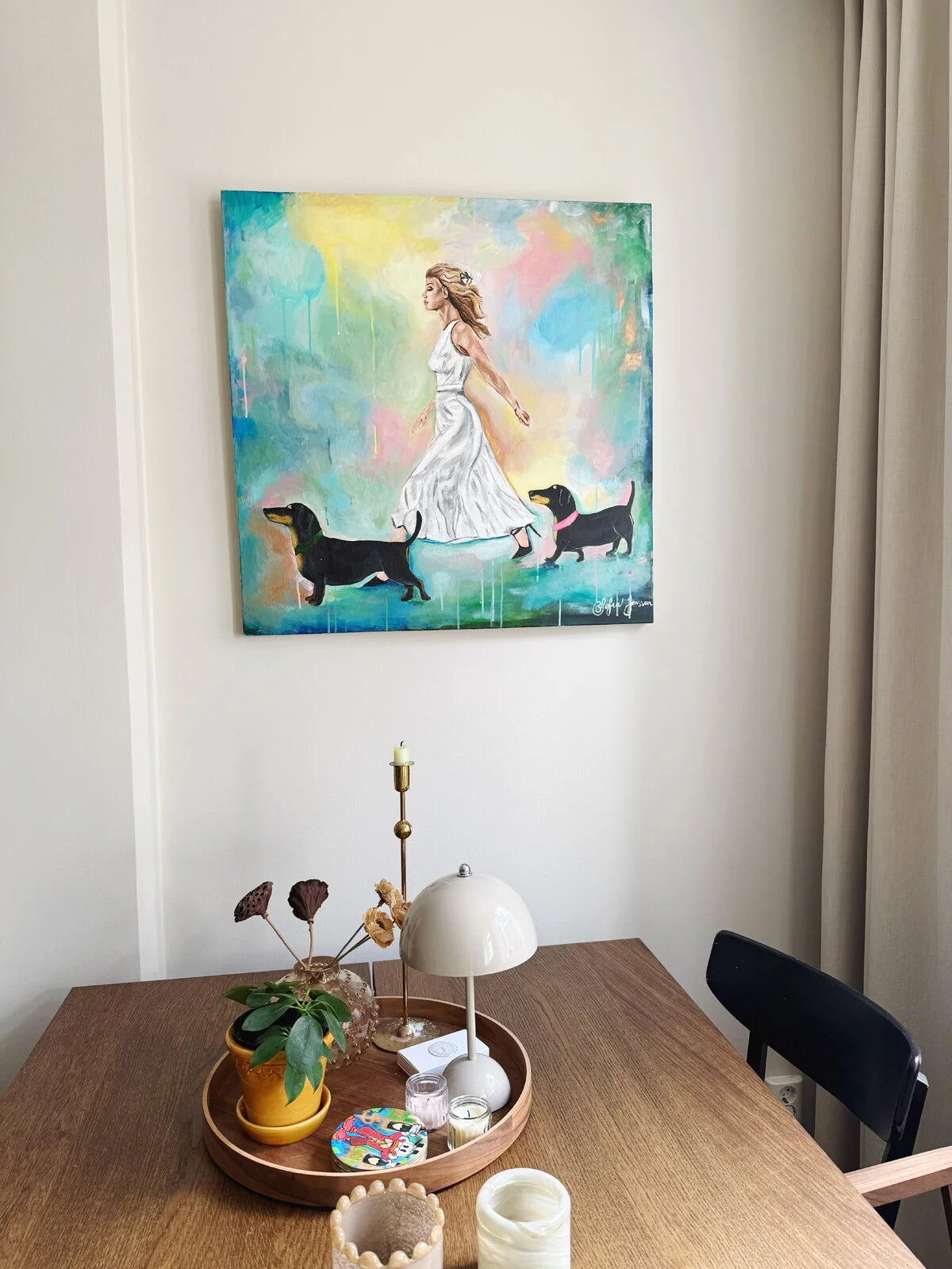 Handmålad tavla – Joyful | Färgstark rörelse & taxens charm