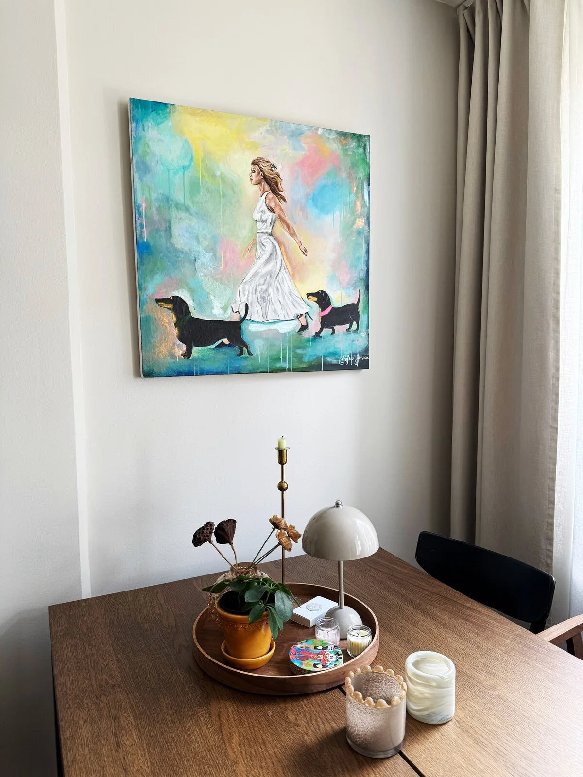 Handmålad tavla – Joyful | Färgstark rörelse & taxens charm