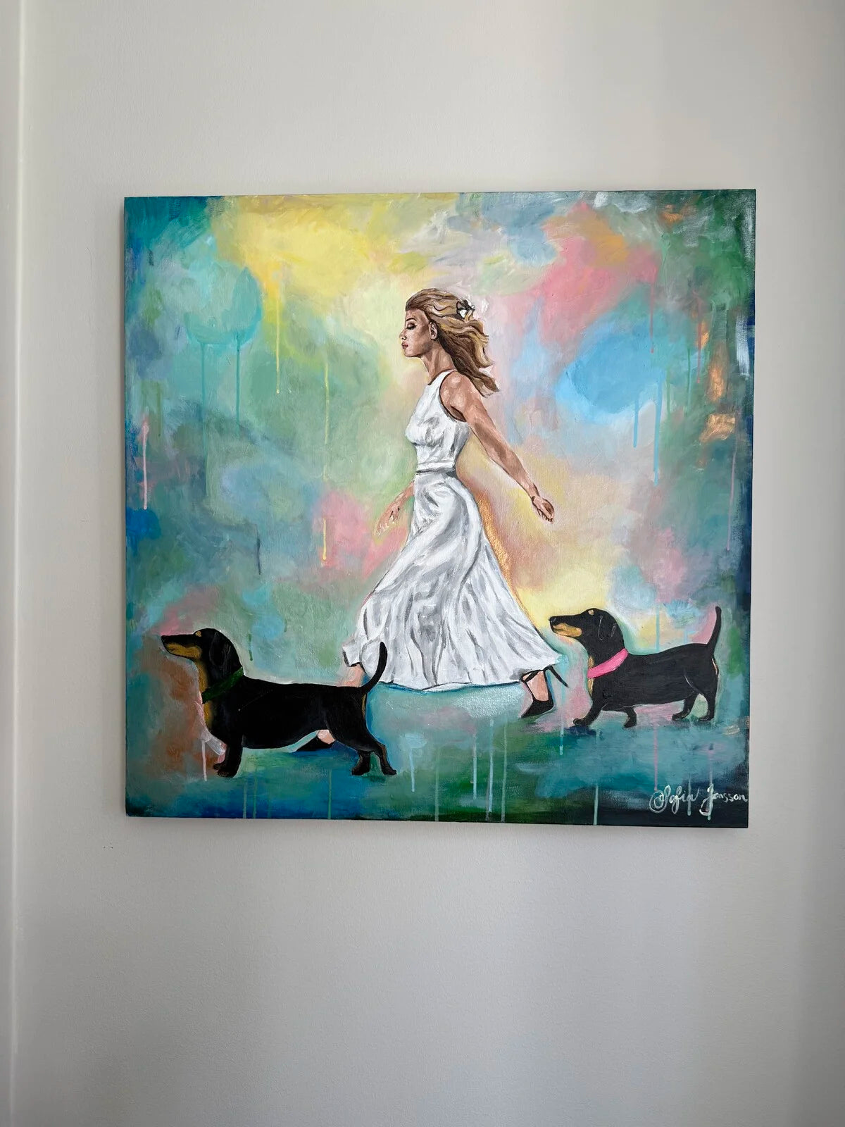 Handmålad tavla – Joyful | Färgstark rörelse & taxens charm