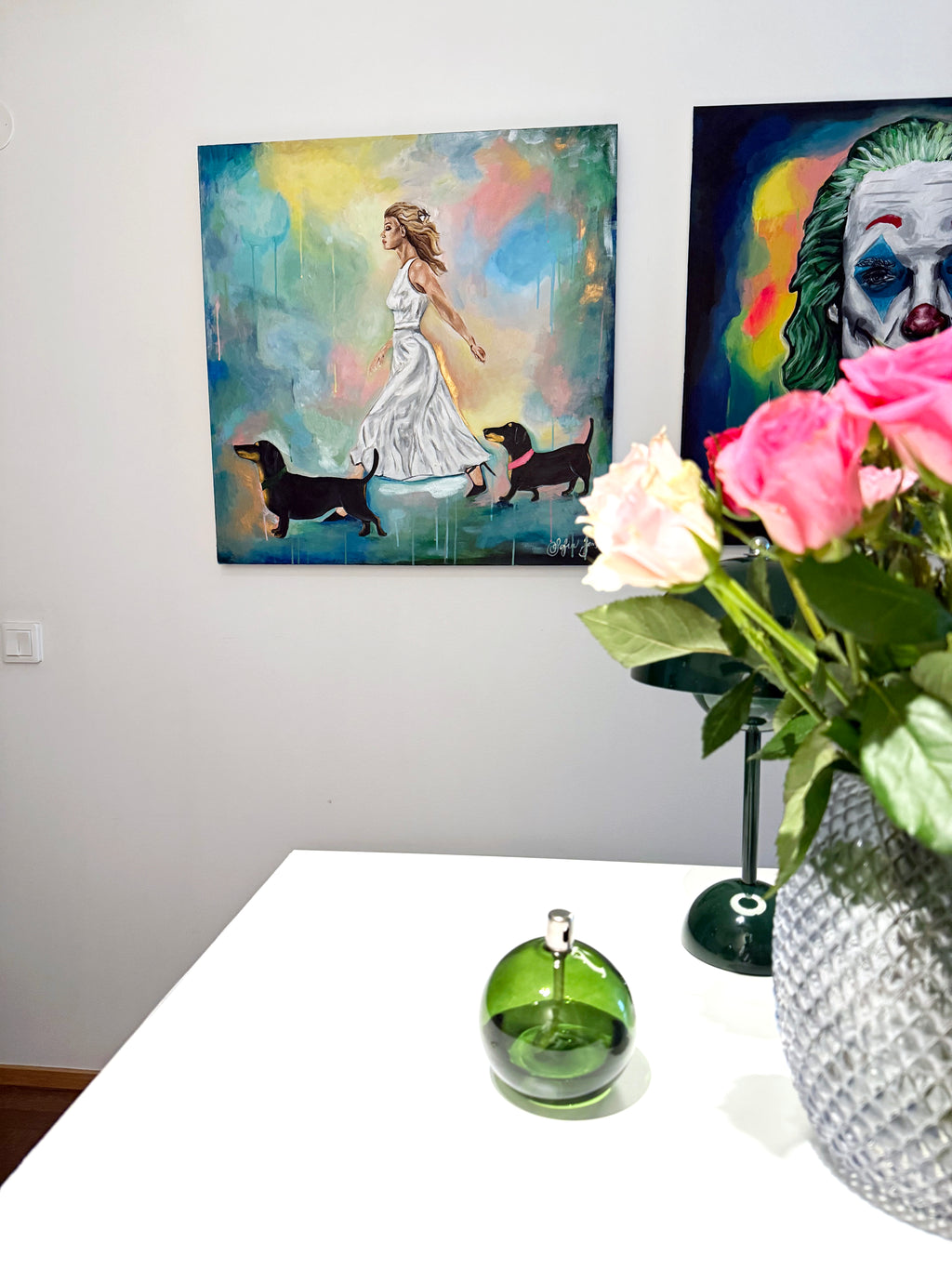 Handmålad tavla – Joyful | Färgstark rörelse & taxens charm